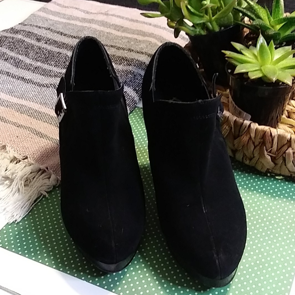 EUC Fioni Suede Ankle Boots